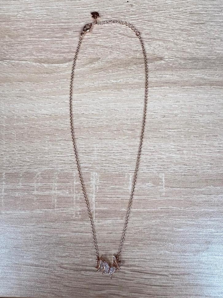 Collier Swarovski papillon, Bijoux, Sacs & Beauté, Colliers, Comme neuf, Autres matériaux, Rose, Avec cristal, Enlèvement ou Envoi