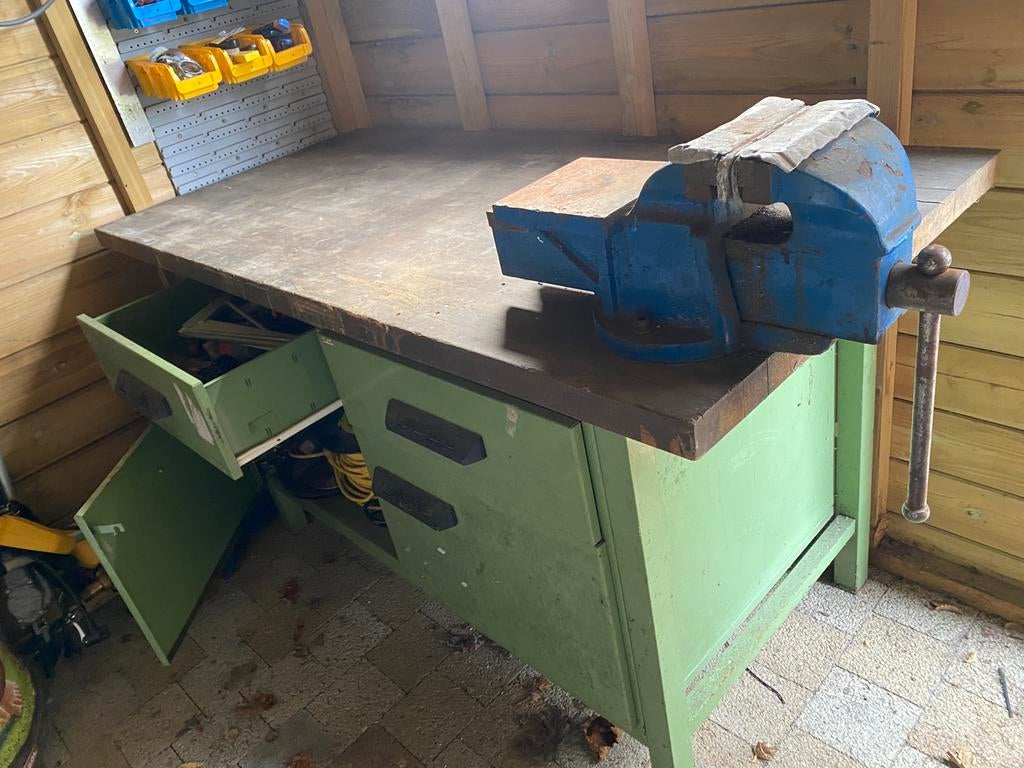 Werkbank merk Kaiser + Kraft met lades en bankschroef, Enlèvement, Utilisé, Étau