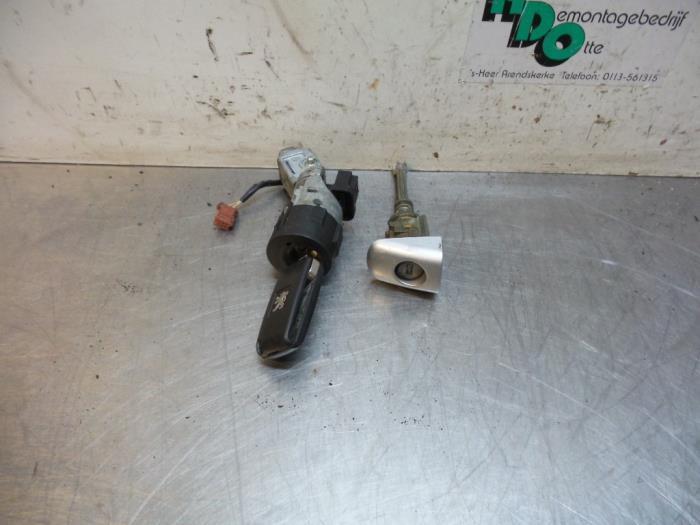 Serrure de contact + clé d'un Peugeot 407, Autos : Pièces & Accessoires, Autres pièces automobiles, Peugeot, Utilisé, 3 mois de garantie
