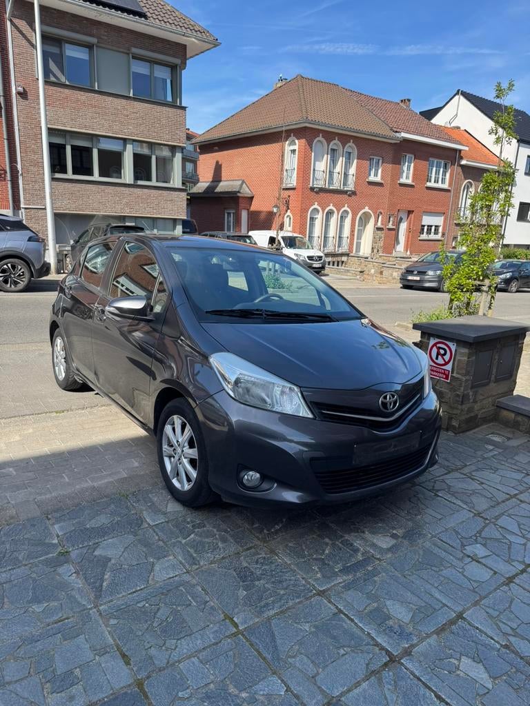 Toyota Yaris 1.3 Benzine 2012 Airco, Auto's, Voorwielaandrijving, Euro 5, Stof, Zwart