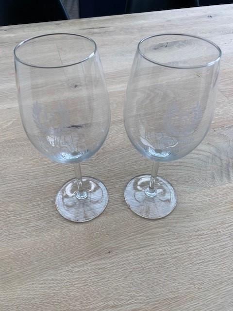 2 magnifiques verres à vin - Nicolaus Winery — Nouveau !, Collections, Vins, Enlèvement ou Envoi, Neuf, Vin rouge