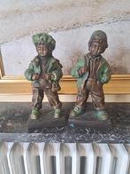 2 beeldjes jongen en meisje getekend en genummerd, Ophalen of Verzenden, Gebruikt, Mens