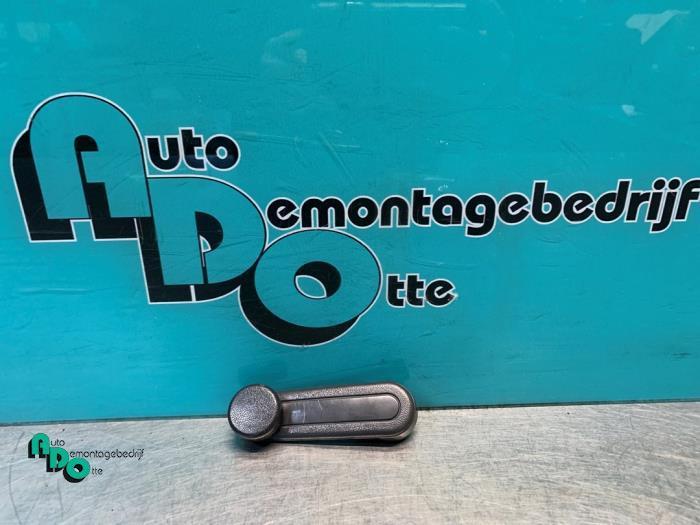 Manivelle de vitre d'un Daihatsu Cuore (Cuore 03-), Autos : Pièces & Accessoires, Vitres & Accessoires, Daihatsu, Utilisé, 3 mois de garantie