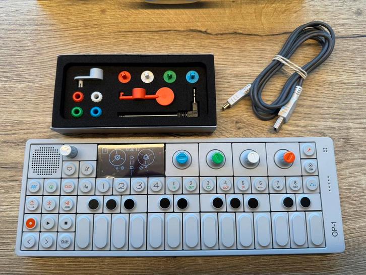 Teenage Engineering OP-1 (TOPSTAAT!), Muziek en Instrumenten, Synthesizers, Zo goed als nieuw, Ophalen