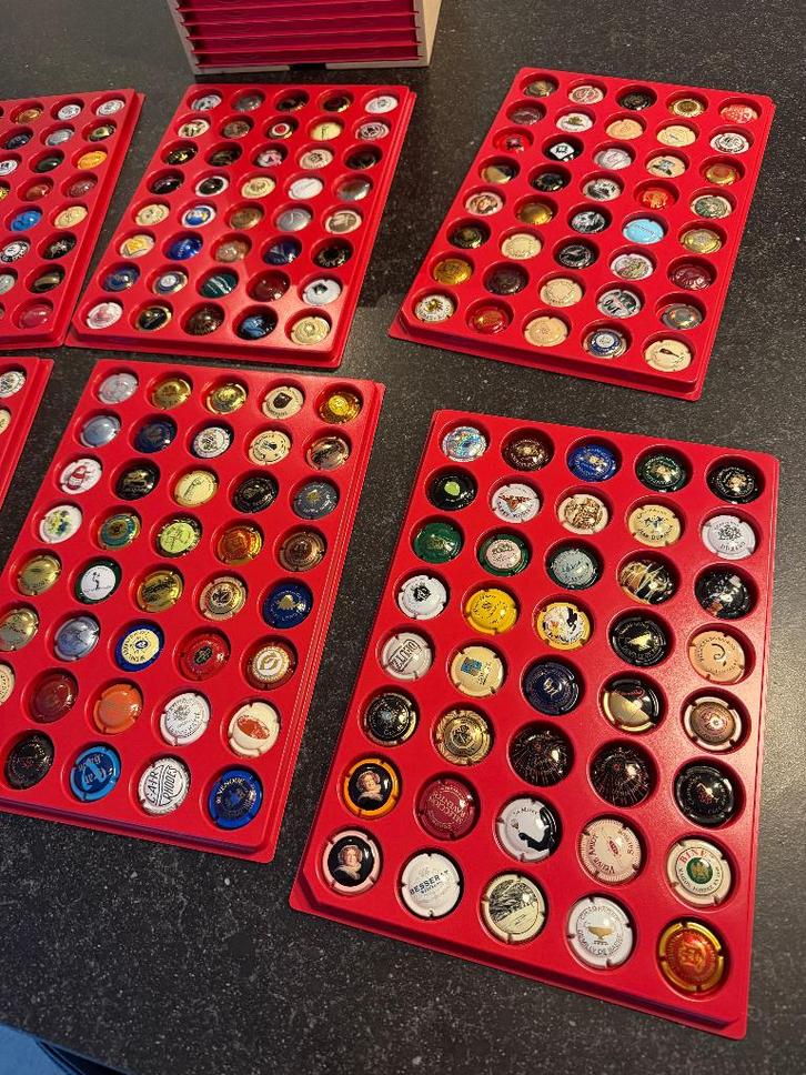 Verzamelkist + champagne capsules, Collections, Collections complètes & Collections, Enlèvement ou Envoi