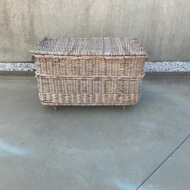 Grote oude rieten mand met deksel, Antiek en Kunst, Ophalen