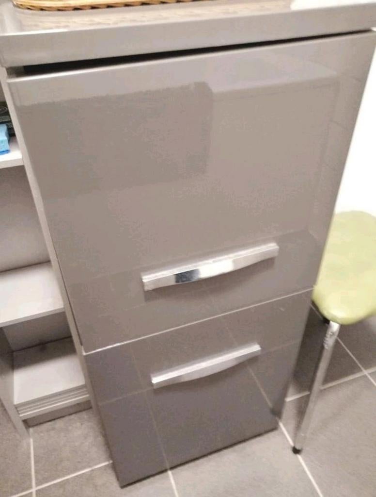 🔴 ✨️ Ikéa laqué gris 2 portes mural placard poignées chromé, Maison & Meubles, Armoires | Dressoirs, Utilisé, Moins de 50 cm