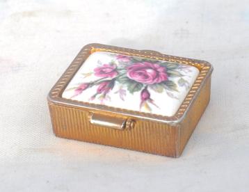 boite a pilule deux compartiment metal et porcelaine  beschikbaar voor biedingen