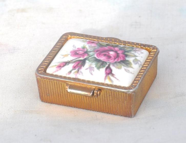 boite a pilule deux compartiment metal et porcelaine, Verzamelen, Blikken, Gebruikt, Overige, Ophalen of Verzenden