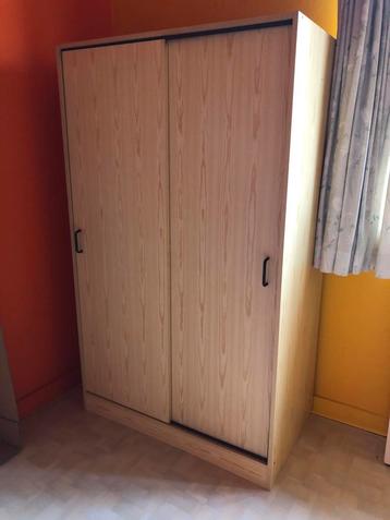 Compacte kleerkast beschikbaar voor biedingen
