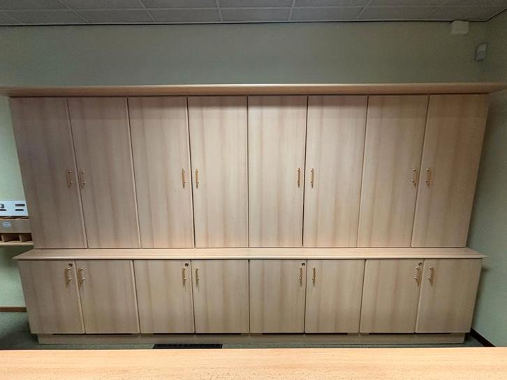 Kast en toog, Huis en Inrichting, Kasten | Roldeurkasten en Archiefkasten, Gebruikt, 150 tot 200 cm, 150 tot 200 cm, Meerdere deuren