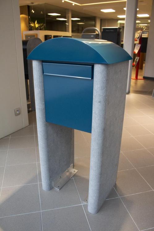 Aluminium brievenbus met arduinen poten, Tuin en Terras, Brievenbussen, Zo goed als nieuw, Staande brievenbus, Aluminium, Ophalen
