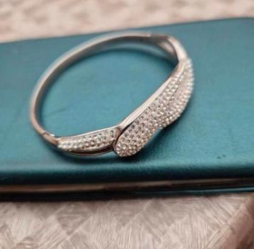 Zilverkleurige stralende armband met crystals  beschikbaar voor biedingen