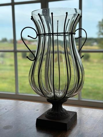 Ijzeren vaas /windlicht in metalen frame H52 cm beschikbaar voor biedingen