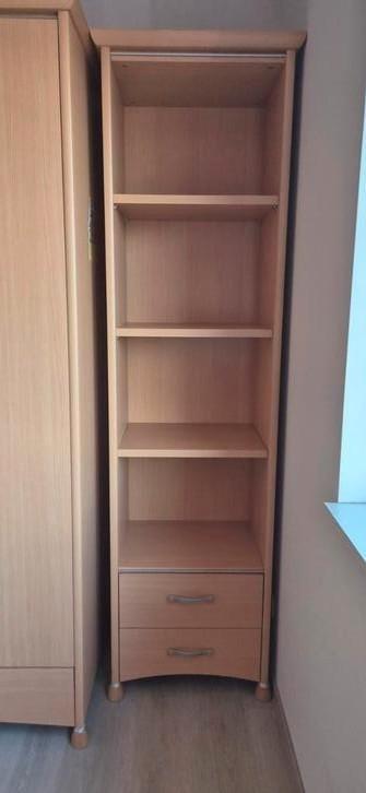 3 deurs kleerkast + boekenkast met laden beschikbaar voor biedingen