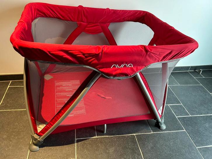 Reisbedje Nuna rood, Kinderen en Baby's, Babywiegjes en Ledikanten, Reisbedje, Ophalen