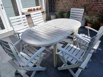 Tuintafel met stoelen beschikbaar voor biedingen