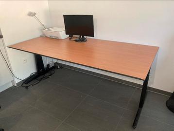 Grote bureau beschikbaar voor biedingen