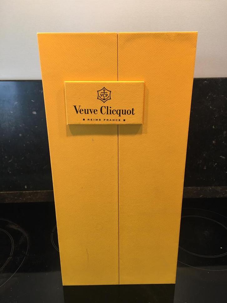 veuve clicquot luxe-verpakking + 2 exclusieve flutes, Verzamelen, Merken en Reclamevoorwerpen, Gebruikt, Verpakking, Ophalen of Verzenden