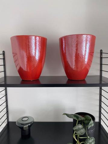 Set van 2 lavarode keramische bloempotten. beschikbaar voor biedingen