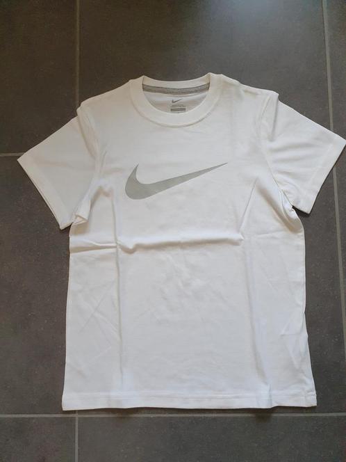 Nieuwe witte t-shirt - Nike - maat 128-140, Kinderen en Baby's, Kinderkleding | Maat 128, Nieuw, Jongen of Meisje, Shirt of Longsleeve