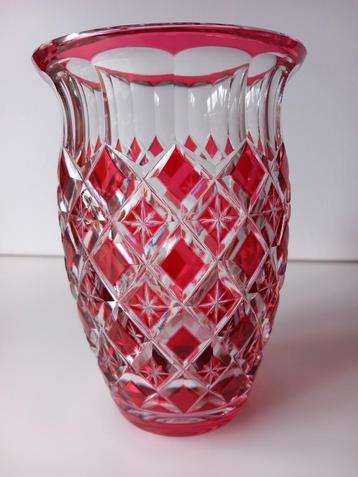 Val Saint Lambert Vase en cristal taillé et signé  disponible aux enchères