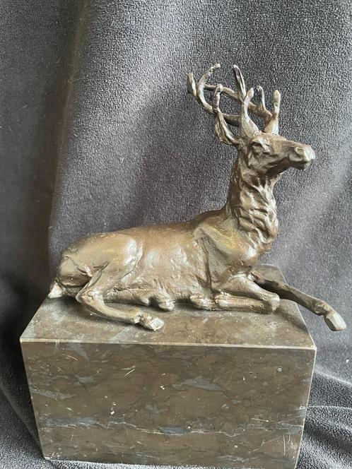 Bronzen liggend hert. Carvin gedetailleerd zuiver brons, Antiquités & Art, Art | Sculptures & Bois, Enlèvement ou Envoi