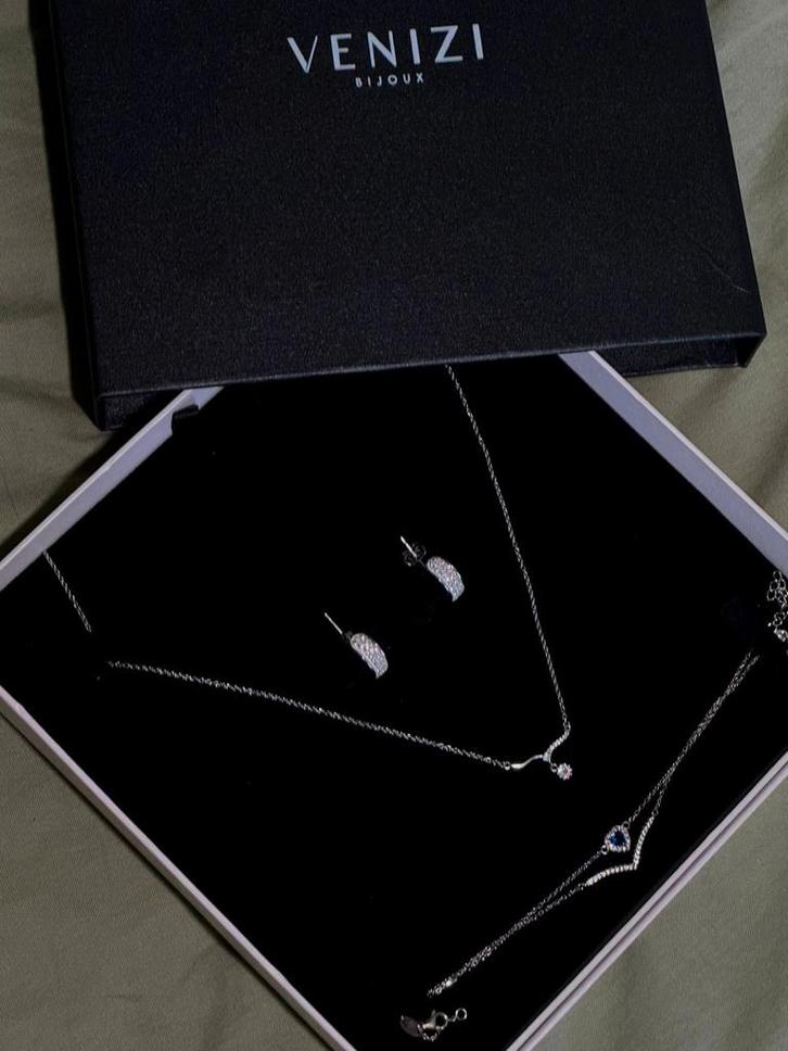 Venizi set armbandoorbellen set Nieuw, Handtassen en Accessoires, Kettingen, Nieuw, Zilver, Blauw, Met hanger, Ophalen of Verzenden