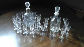 Antieke glaasjes , flessen  beschikbaar voor biedingen