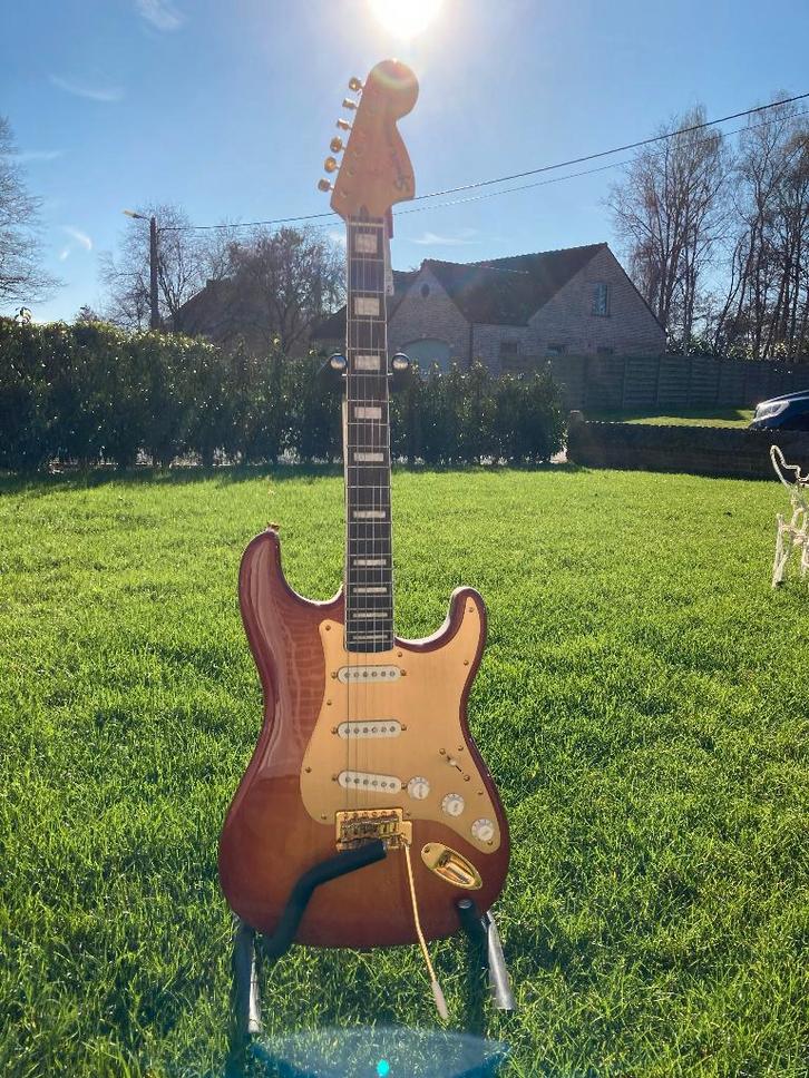 Fender Squier 40th Anniversary Stratocaster (Gold Edition), Muziek en Instrumenten, Snaarinstrumenten | Gitaren | Elektrisch, Nieuw