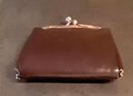 Te koop: Mooie bruine lederen geldbeugel met knipsluiting., Handtassen en Accessoires, Portemonnees, Ophalen, Zo goed als nieuw