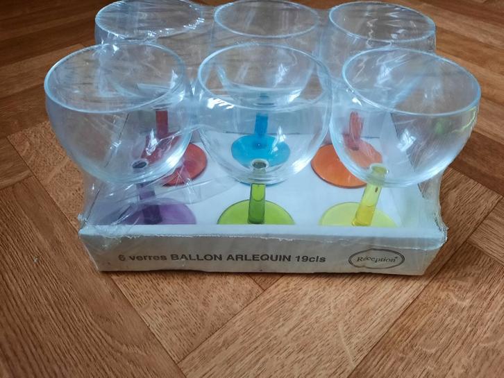 nieuw set mooie sier wijn glazen met gekleurde voet 19cl,, Huis en Inrichting, Keuken | Servies, Nieuw, Ophalen of Verzenden