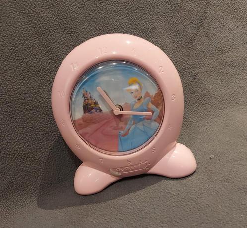 Horloge veilleuse Disney princesse (Cendrillon)., Enfants & Bébés, Chambre d'enfant | Aménagement & Décoration, Comme neuf, Pendule ou Horloge