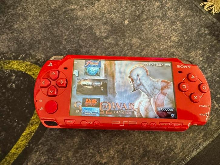 Psp 2000 rode editie (lees de beschrijving alstublieft), Games en Spelcomputers, Spelcomputers | Sony PSP, Zo goed als nieuw, PSP
