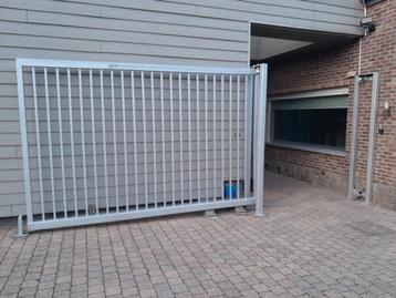Automatische poort voor 2,20 meter opening beschikbaar voor biedingen