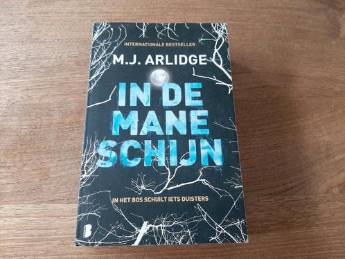 M.J. Arlidge - In de maneschijn, Boeken, Thrillers, Zo goed als nieuw, Nederland, Ophalen