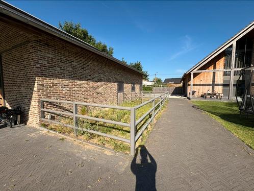 Paardenstal inrichting plus buitenverblijf hekken, Dieren en Toebehoren, Stalling en Weidegang, Stalling, Weidegang, 2 of 3 paarden of pony's