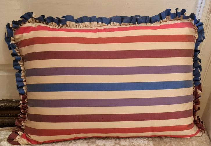 100% zijde Fischbacher dégradé gestreept met volant, Huis en Inrichting, Woonaccessoires | Kussens, Nieuw, Rood, Rechthoekig, Ophalen of Verzenden