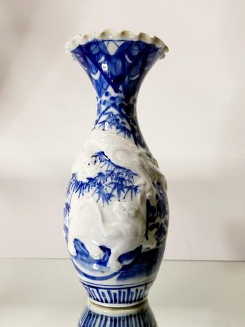 vase chinois bleu et blanc avec relief de dragon et de lion disponible aux enchères