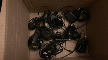 Oude verschillende GSM-opladers. beschikbaar voor biedingen