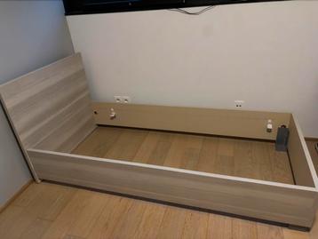 Mooi en degelijk eenpersoonsbed in lichte eikkleur beschikbaar voor biedingen