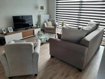 Zetel en twee fauteuils in landelijke stijl beschikbaar voor biedingen