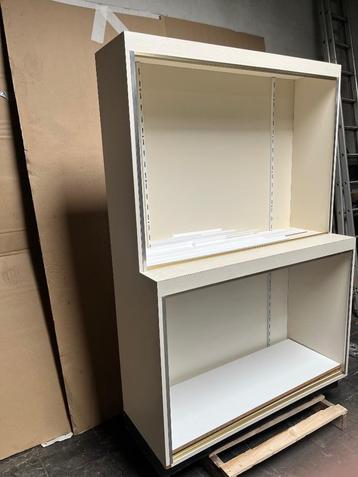 Vitrinekast zonder glas beschikbaar voor biedingen