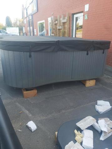Jacuzzi duurste op de markt en ook grootse zuinige  beschikbaar voor biedingen