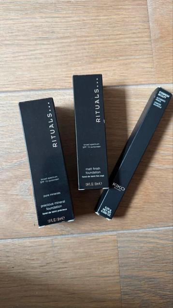 Pakket make-up van Rituals en gratis Kiko wenkbrauw potlood beschikbaar voor biedingen