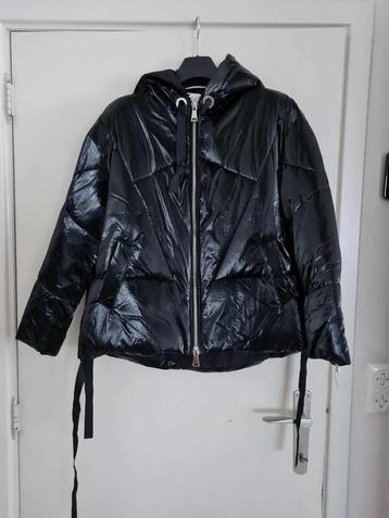 Belle veste noire avec capuchon. Etat impeccable., Taille 42/44 (L), Comme neuf, Noir, Envoi