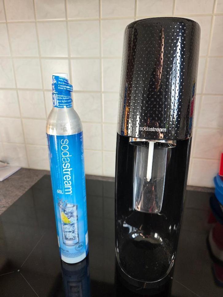 Sodastream + 2 gascilinders en 6 flessen in zeer goede staat, Elektronische apparatuur, Bruiswatermachines, Zo goed als nieuw