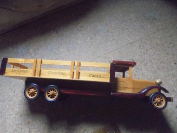 houten model vrachtwagen oldtimer (lengte 75 cm)