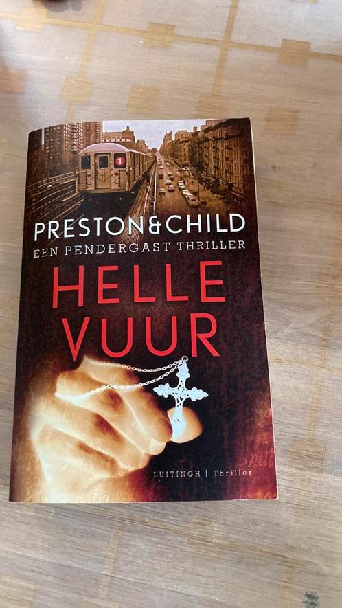 Preston & Child - Hellevuur, Boeken, Thrillers, Zo goed als nieuw, Nederland, Ophalen of Verzenden