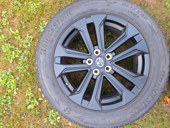 Bridgestone 225/60 R18 104 V winterbanden RAV 4 met velgen, Auto-onderdelen, Banden en Velgen, Band(en), Winterbanden, Gebruikt